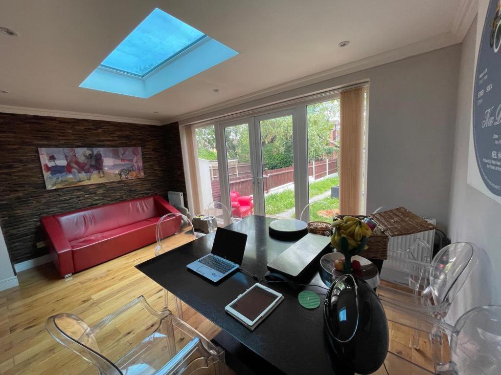 Family Home With Easy Commute To London! London Borough of London Borough of Croydon Exteriör bild