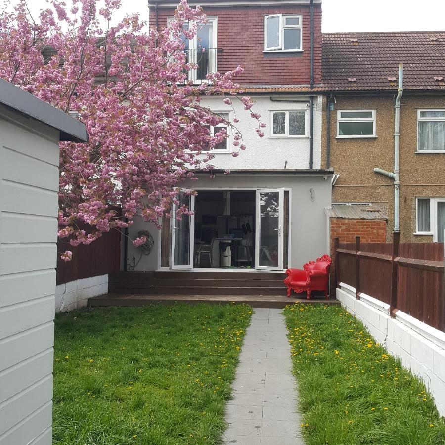 Family Home With Easy Commute To London! London Borough of London Borough of Croydon Exteriör bild