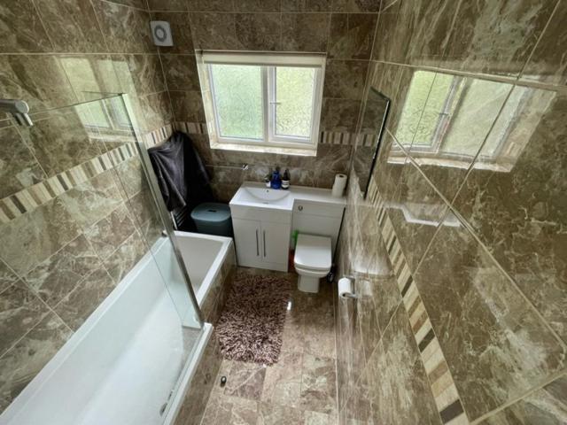 Family Home With Easy Commute To London! London Borough of London Borough of Croydon Exteriör bild